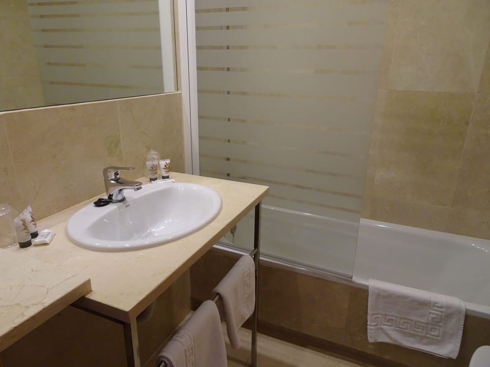 Bathtub, free toiletries, hair dryer, bidet