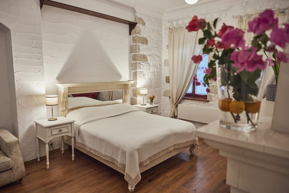 Double Room | In-room safe, iron/ironing board, free cribs/infant beds, rollaway beds