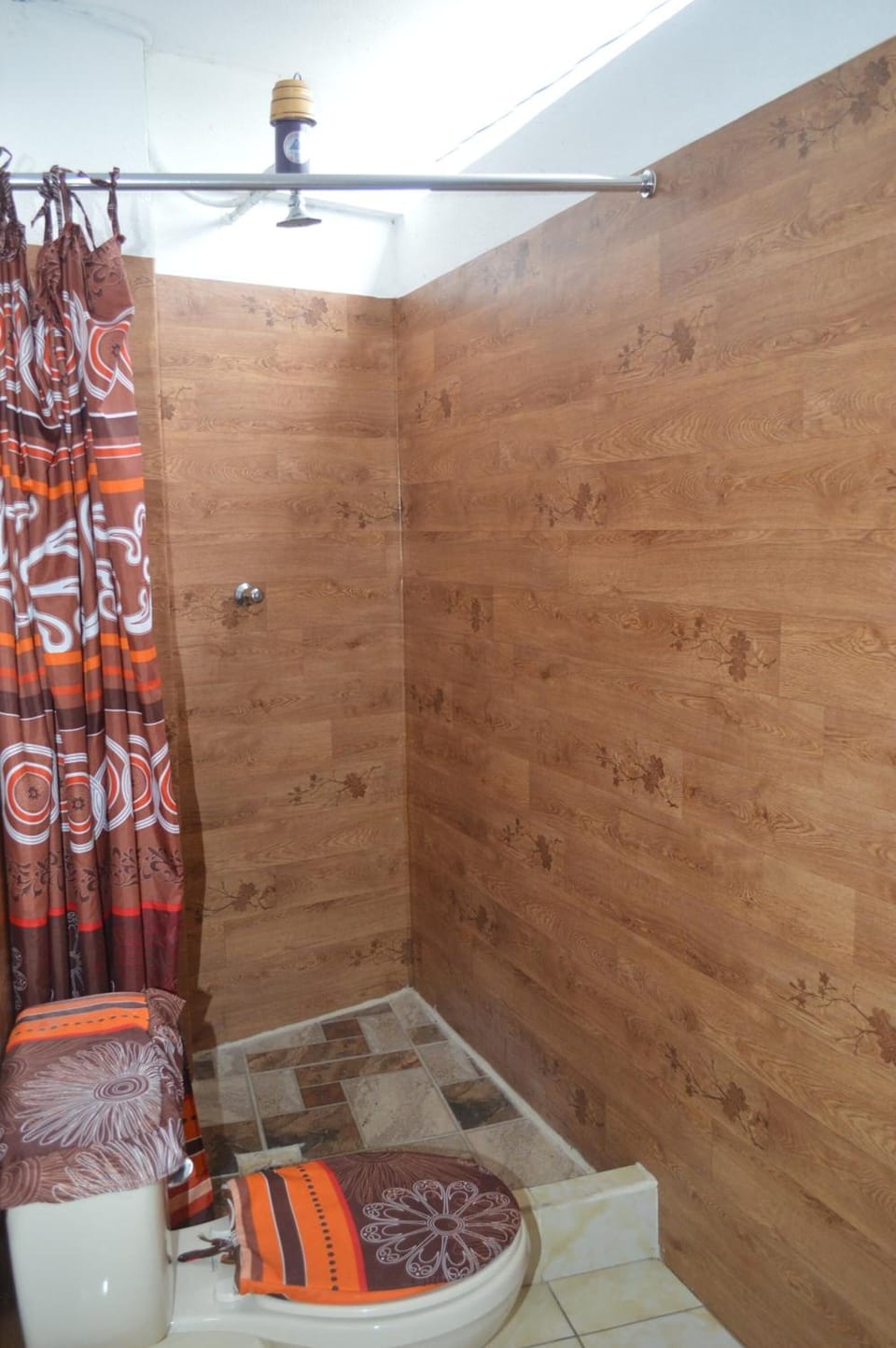 Shower, rainfall showerhead, free toiletries, hair dryer (on request)