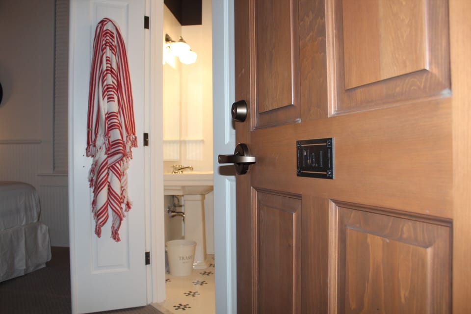 Classic Room, 1 Queen Bed, Non Smoking | Premium bedding, desk, blackout drapes, iron/ironing board