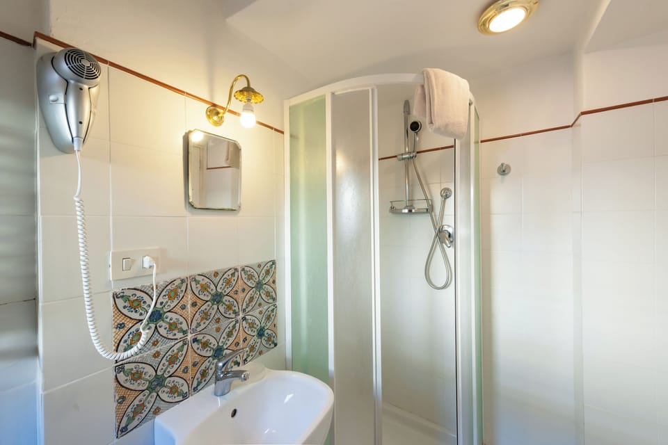 Standard Double or Twin Room (Camera Verde) | Bathroom | Shower, free toiletries, hair dryer, bidet