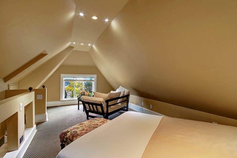 UPPER FLOOR