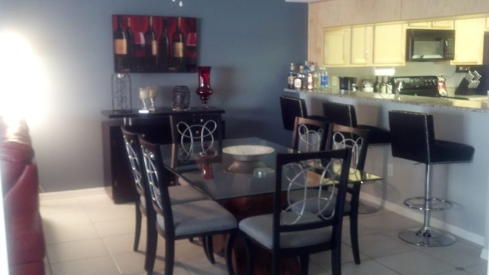 Table or bar - room for plenty of guests
