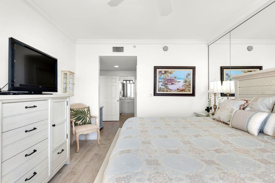 MASTER BEDROOM KING BED