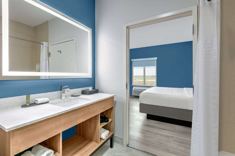 Combined shower/tub, free toiletries, hair dryer, towels