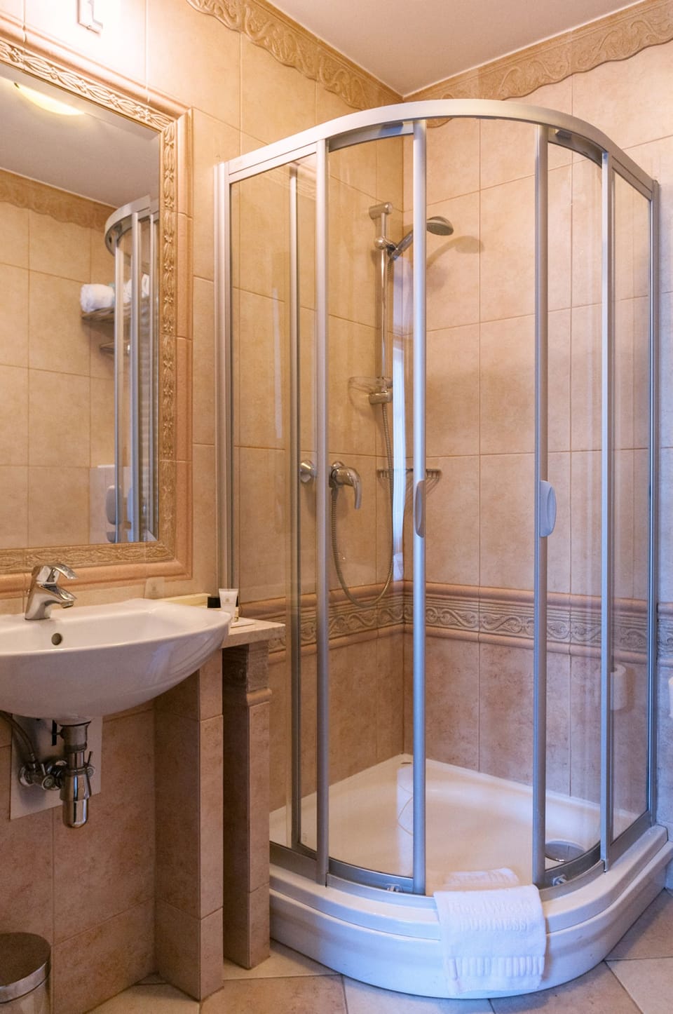 Business Double Room, 1 King Bed | Bathroom | Shower, free toiletries, hair dryer, towels