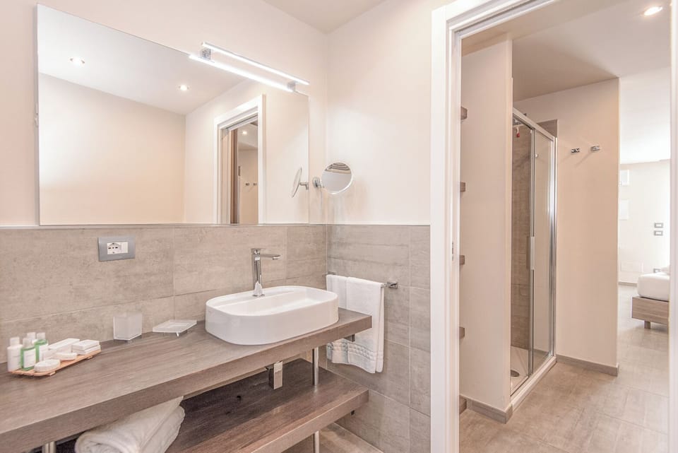 Junior Suite | Bathroom | Free toiletries, hair dryer, bidet, towels