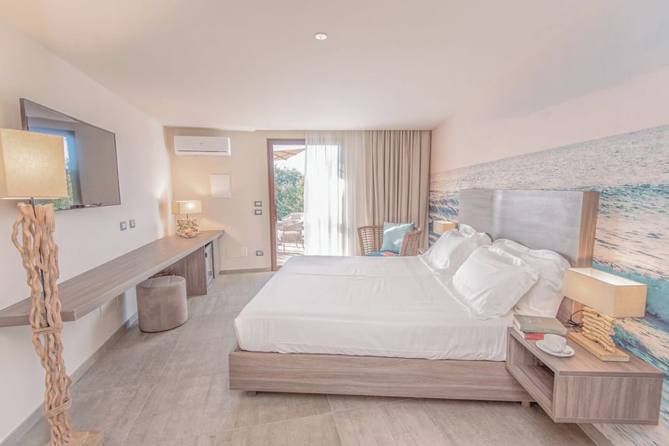 Junior Suite | Minibar, in-room safe, individually decorated, individually furnished