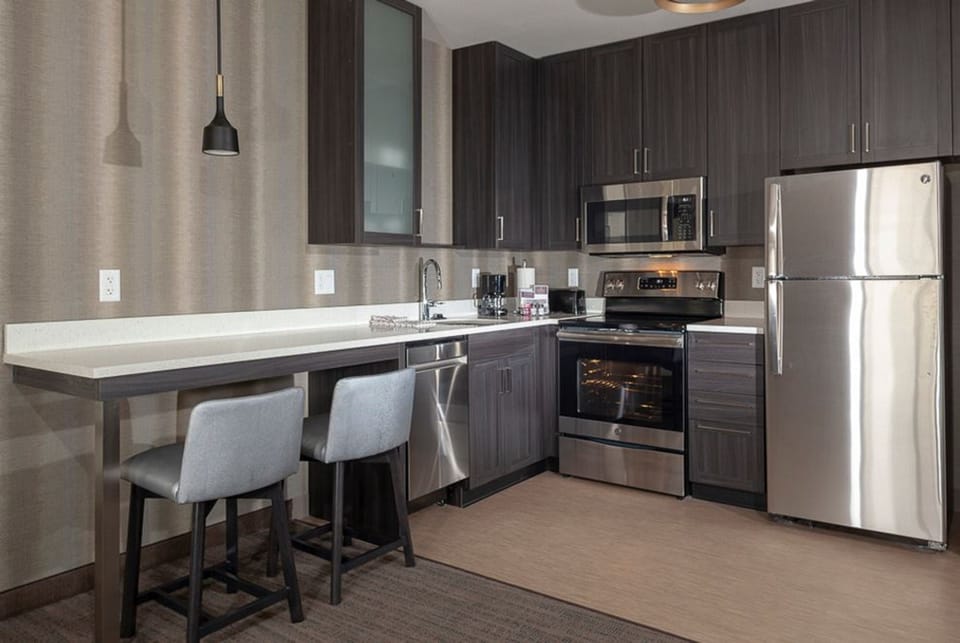Full-size fridge, microwave, stovetop, dishwasher