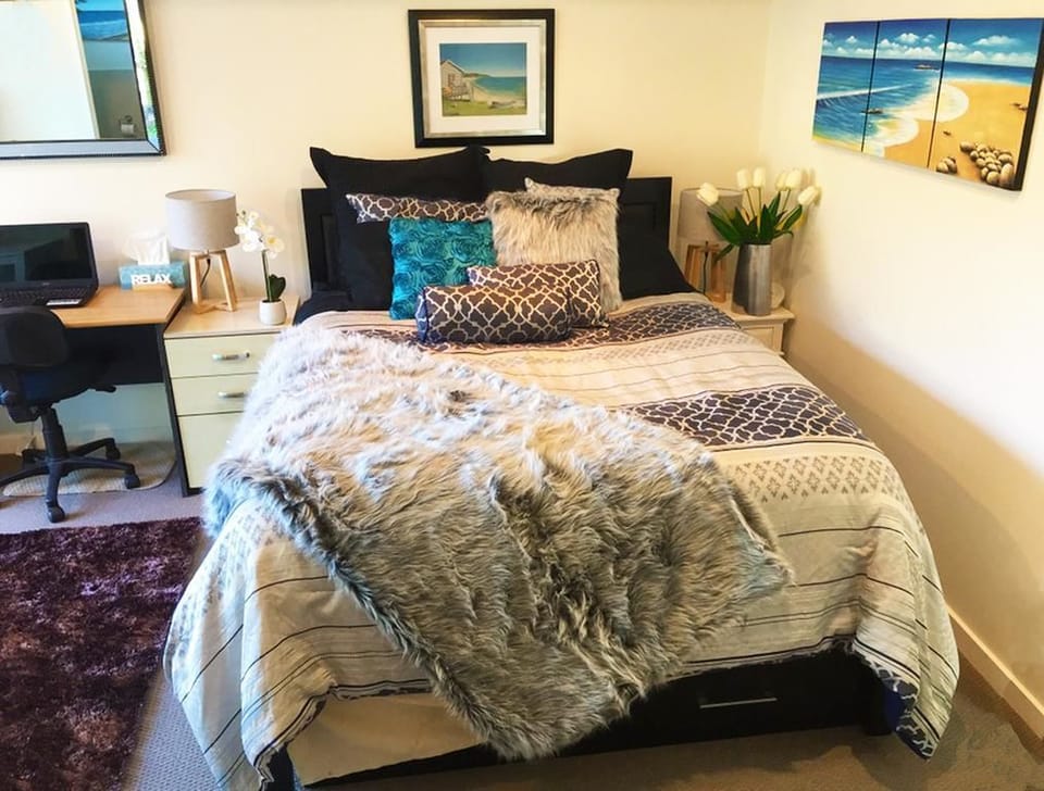 Deluxe Double Room, Pool Access, Sea View | Individually decorated, individually furnished, desk, soundproofing