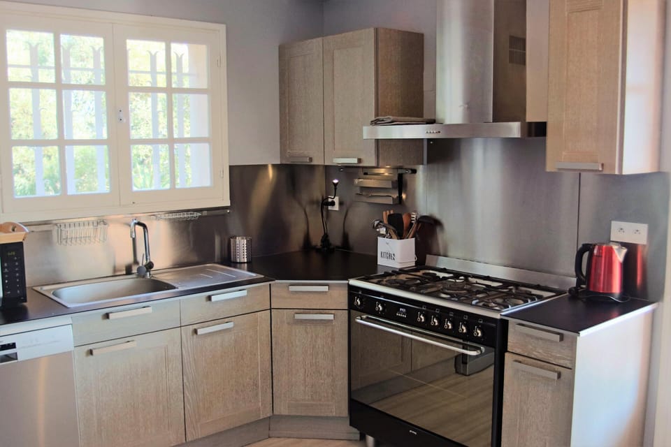 fully rquipped kitchen