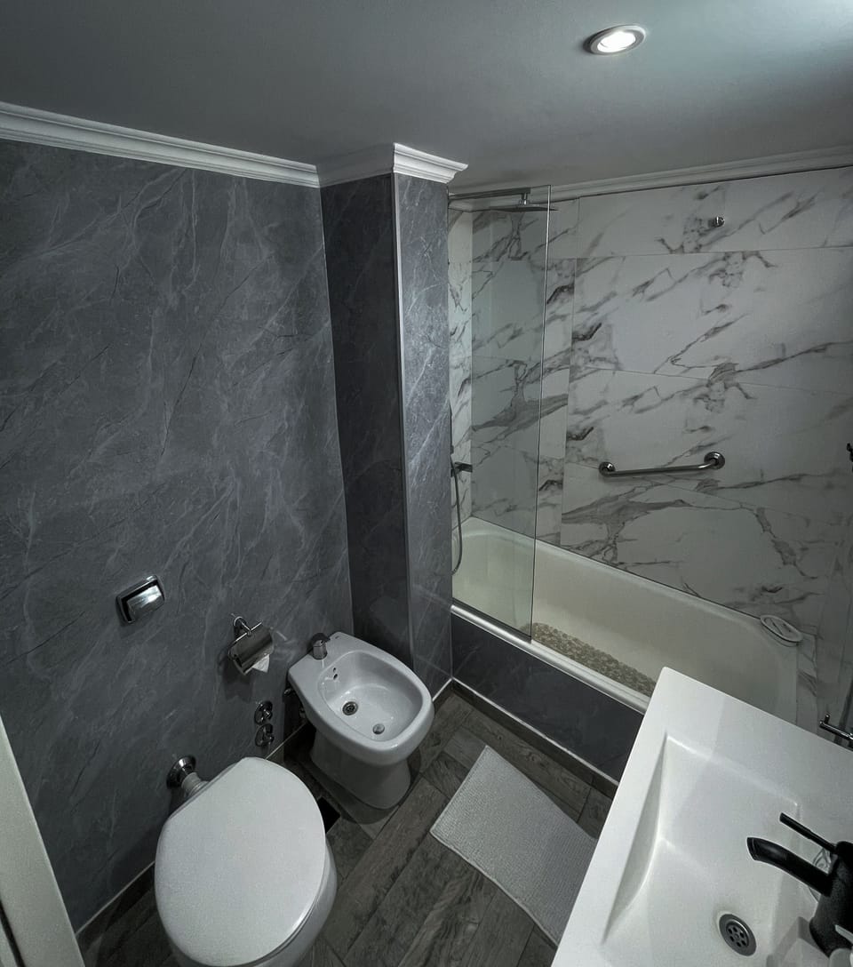 Combined shower/tub, deep soaking tub, free toiletries, hair dryer