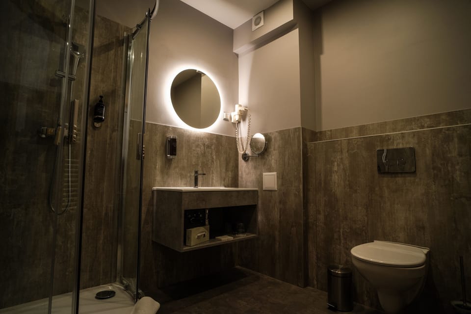 Standard Triple Room with Air-condition | Bathroom | Shower, hair dryer, towels