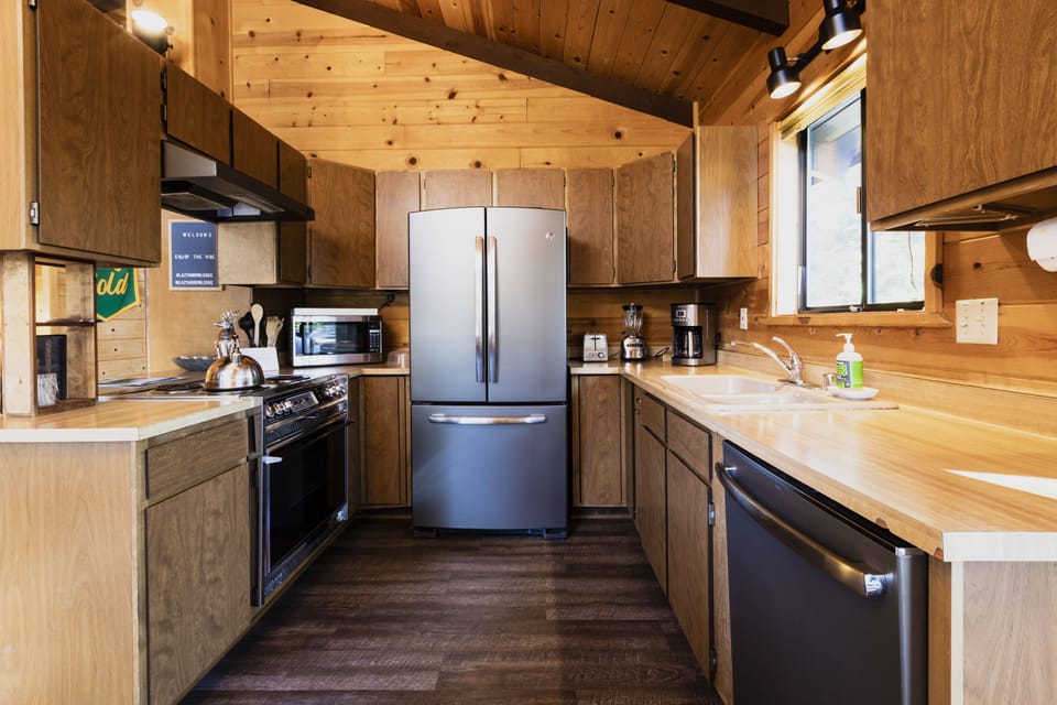 Fully stocked kitchen. BBQ, roast, fry or bake your hearts out! 