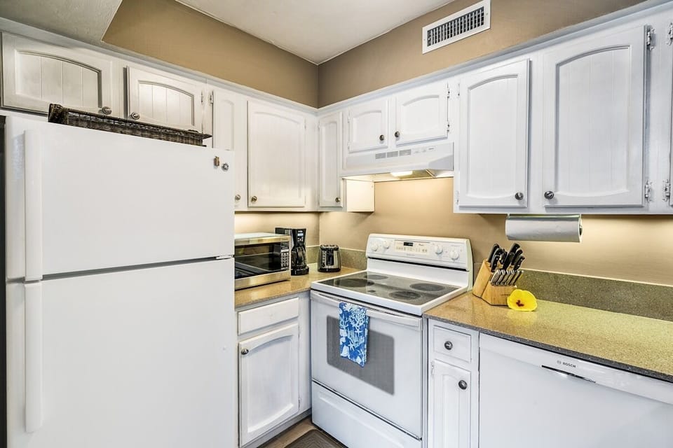 Fully equipped kitchen with oven and fridge.