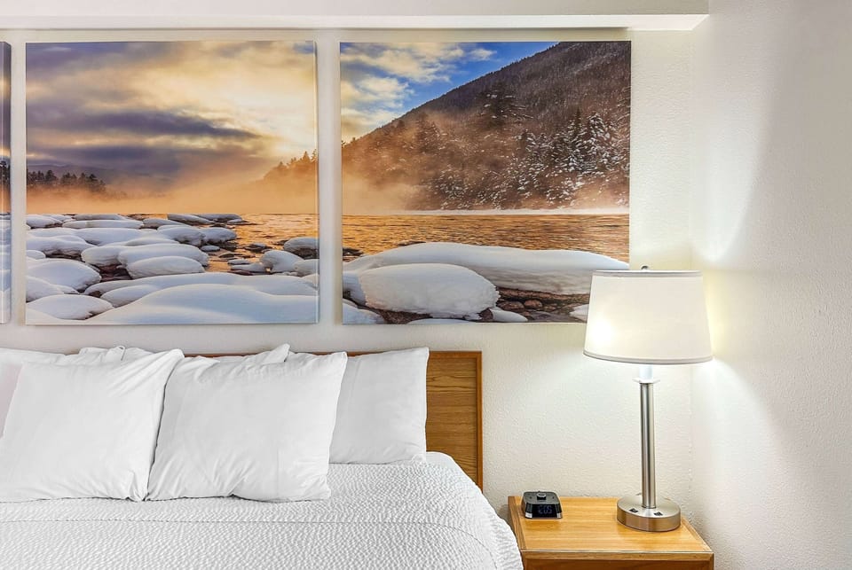 Room, 1 King Bed, Non Smoking | In-room safe, desk, soundproofing, iron/ironing board