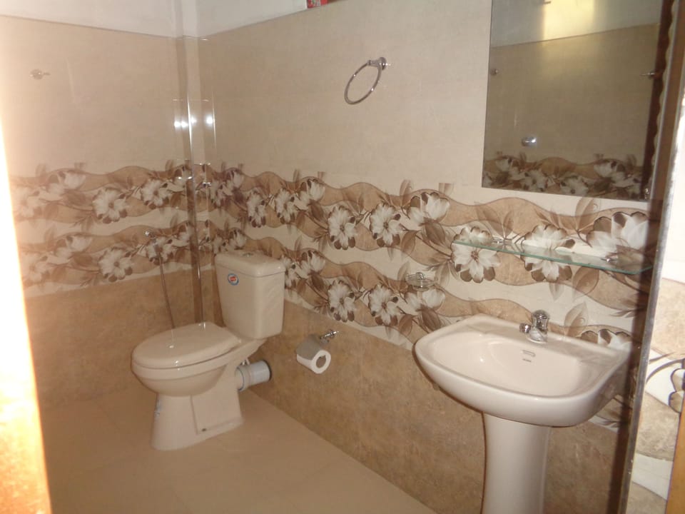 Double Room with Air-con | Bathroom | Shower, towels