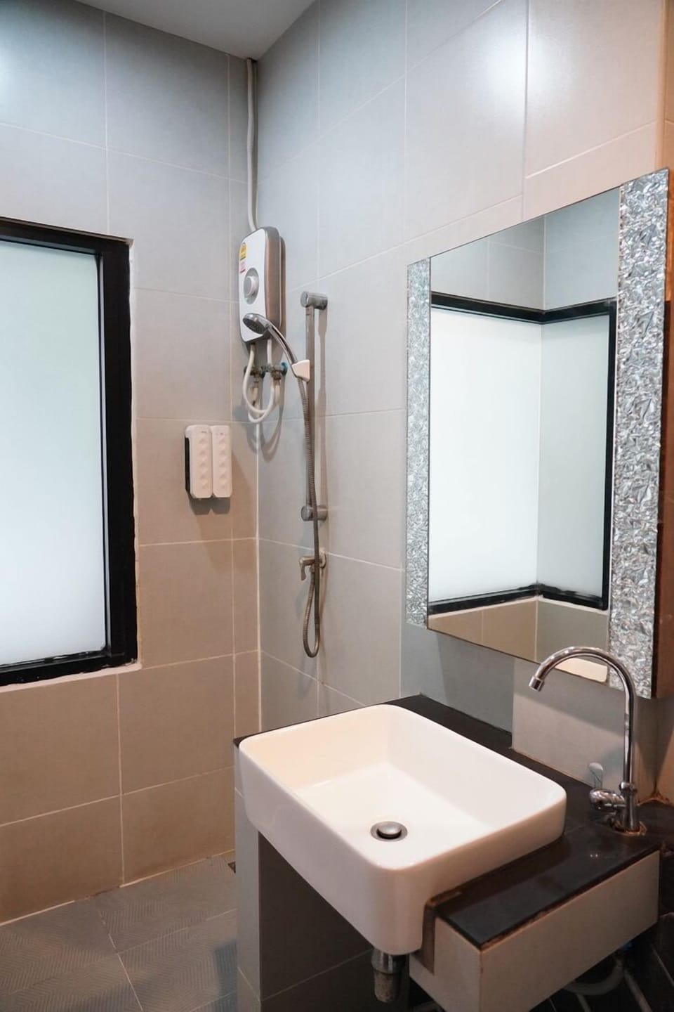 Standard Double Room | Bathroom | Shower, free toiletries, towels