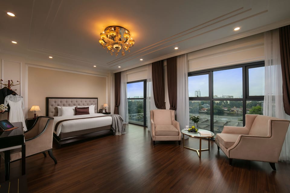 Executive Suite, 1 King Bed, Lake View | Living area | 42-inch flat-screen TV with cable channels, TV