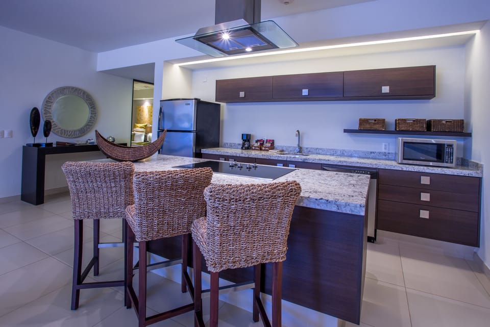 Full-size fridge, microwave, oven, stovetop