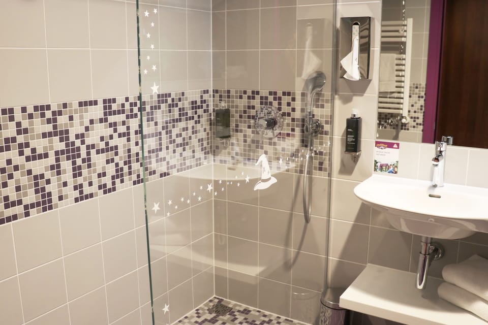 Room (Wizard House Room) | Bathroom | Shower, free toiletries, hair dryer, bidet