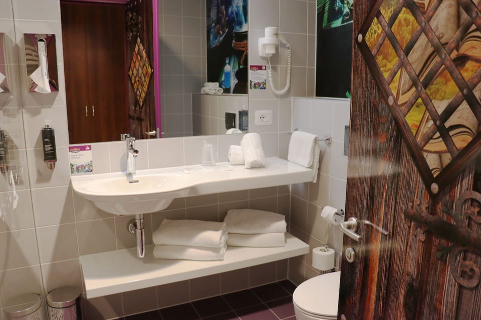 Room (Wizard House Room) | Bathroom | Shower, free toiletries, hair dryer, bidet