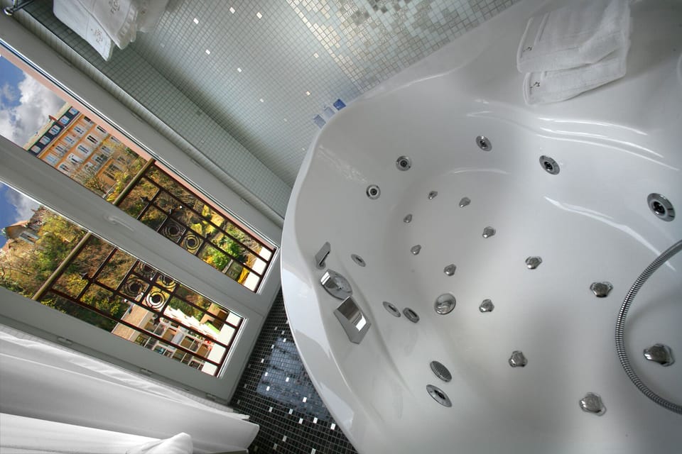 Suite | Bathroom | Free toiletries, hair dryer, bathrobes, slippers