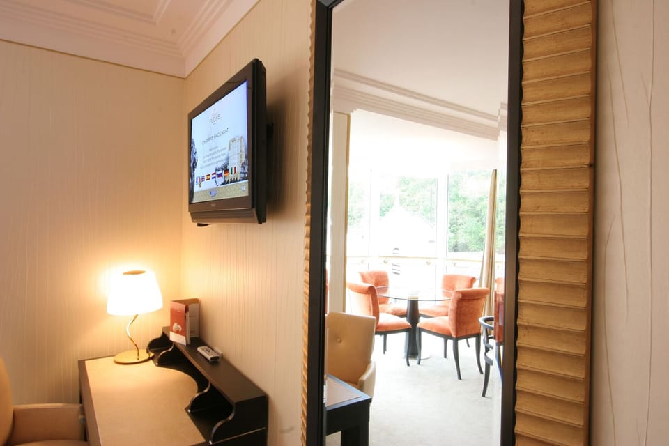 Deluxe Suite | Premium bedding, down comforters, minibar, in-room safe