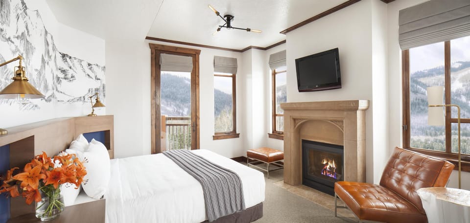 Deluxe Room, 1 King Bed, Balcony | Premium bedding, pillowtop beds, in-room safe, desk