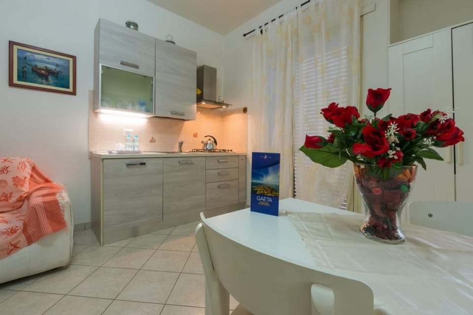 Studio (White) | Living area | Flat-screen TV