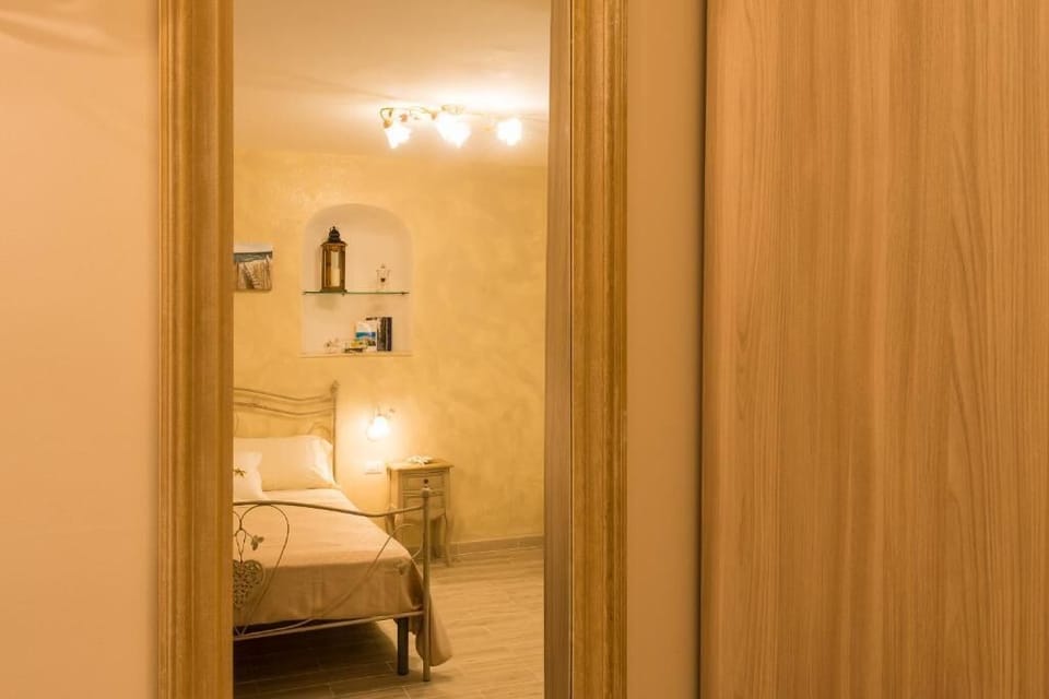 Desk, soundproofing, free WiFi, bed sheets