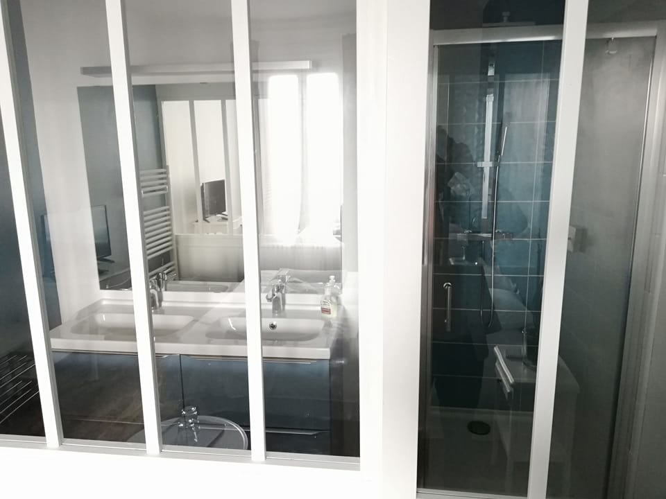 Family Room | Bathroom | Shower, free toiletries, hair dryer, towels