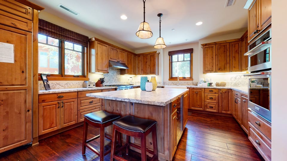 Condo, 5 Bedrooms | Private kitchen | Fridge, oven, coffee/tea maker, toaster