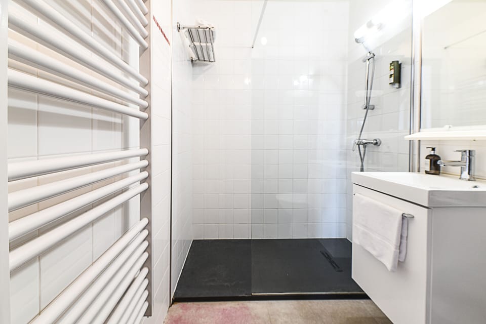 Standard Double Room | Bathroom | Combined shower/tub, hair dryer, towels