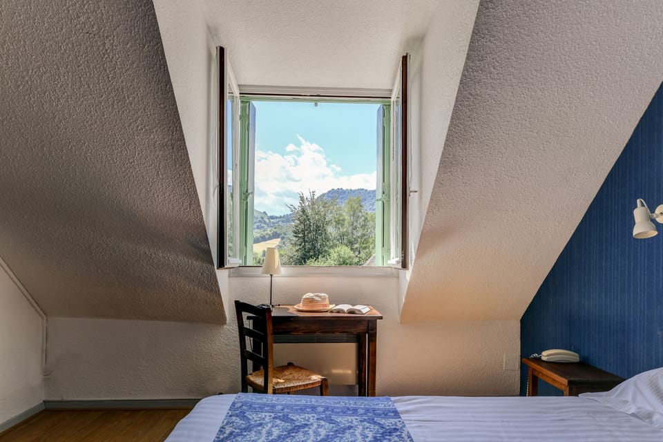Single Room | Desk, laptop workspace, iron/ironing board, free WiFi