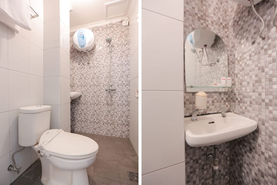 Standard Double Room | Bathroom | Shower, towels