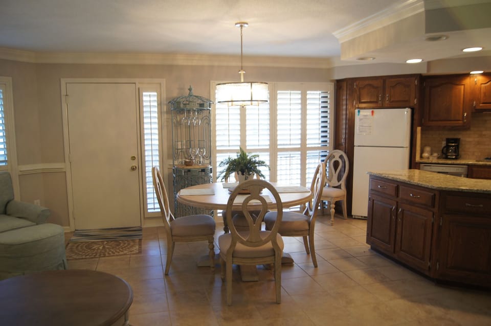 Condo, 3 Bedrooms | Dining