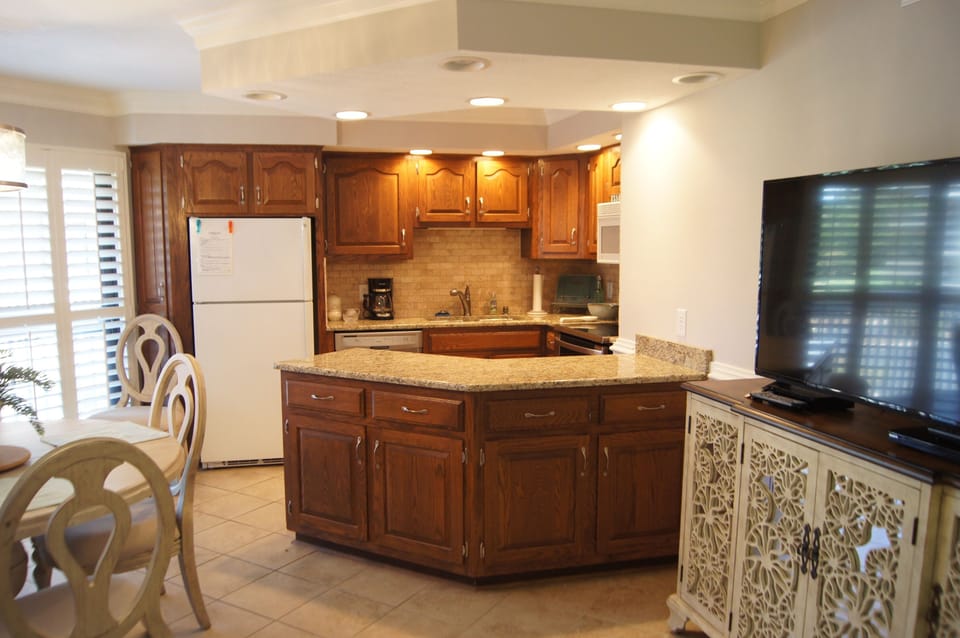 Condo, 3 Bedrooms | Private kitchen | Fridge, microwave, oven, dishwasher