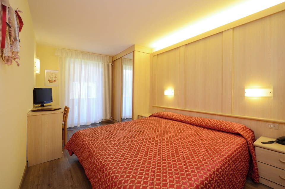 Standard Double Room, 1 Queen Bed, Non Smoking | Minibar, in-room safe, desk, blackout drapes