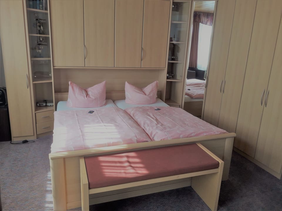 Double Room | Hypo-allergenic bedding, minibar, cribs/infant beds, rollaway beds