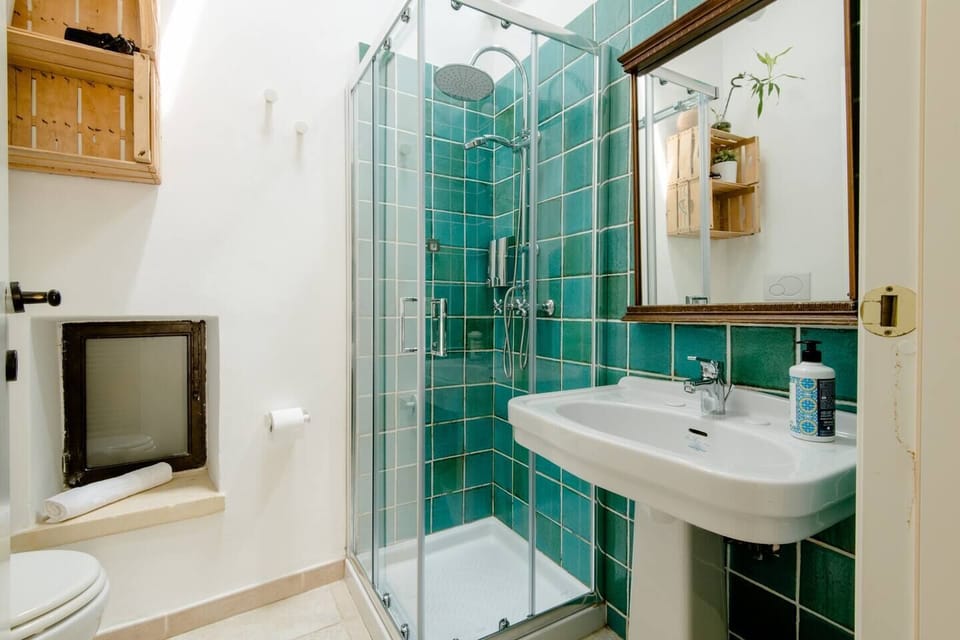 Shower, rainfall showerhead, free toiletries, hair dryer