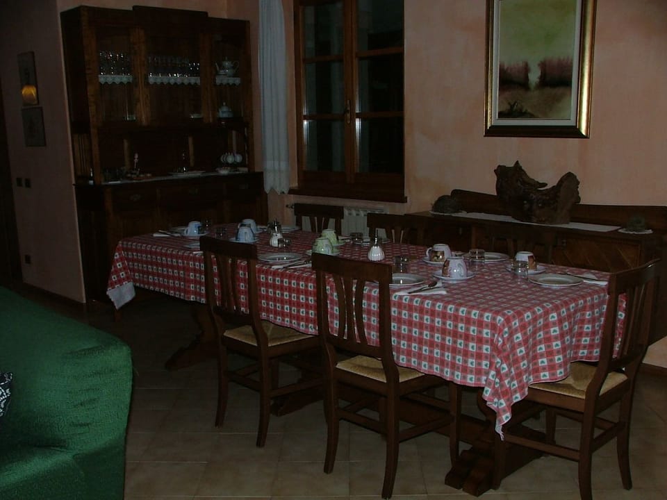 Daily cooked-to-order breakfast (EUR 10.00 per person)