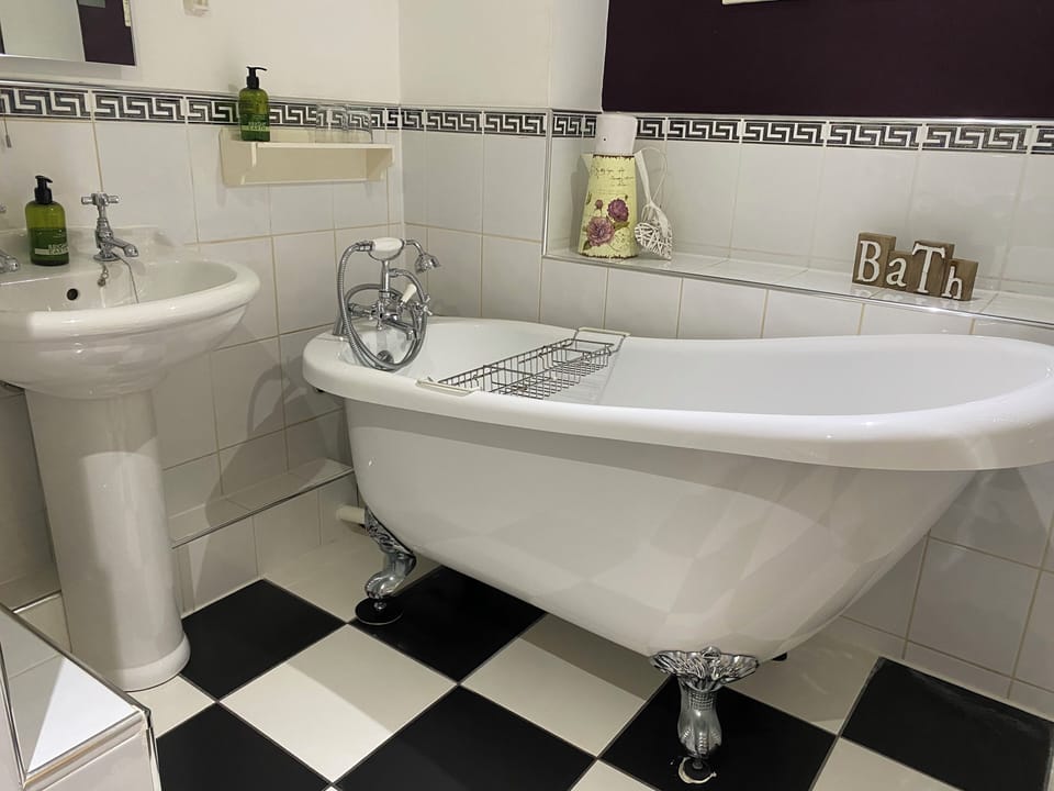 Aysgarth Room | Bathroom | Bathtub, deep soaking tub, free toiletries, hair dryer