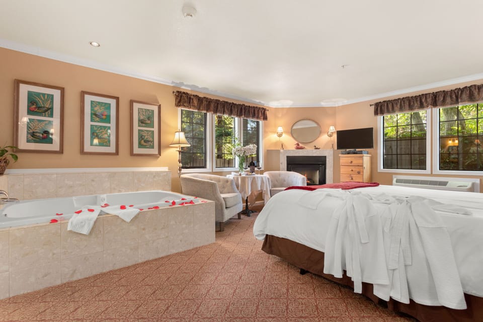 1 bedroom, premium bedding, pillowtop beds, individually decorated
