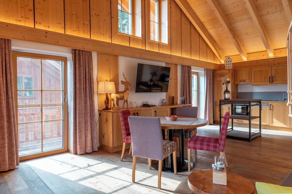 Chalet, 2 Schlafzimmer, Whirlpool, Sauna (Wald-Chalet) | Living area | Flat-screen TV, heated floors