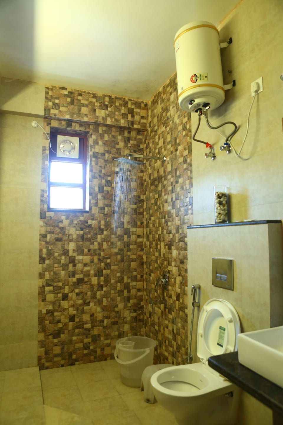 Club Suite, 1 King Bed, Smoking, Mountain View | Bathroom | Shower, rainfall showerhead, free toiletries, towels