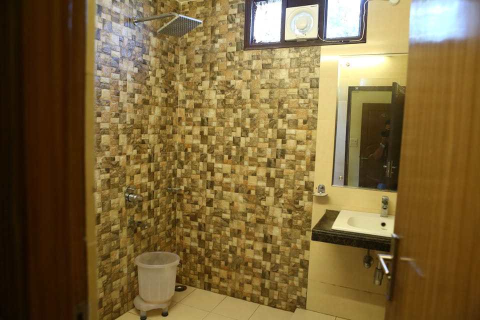 Deluxe Double Room, 1 King Bed | Bathroom | Shower, rainfall showerhead, free toiletries, towels