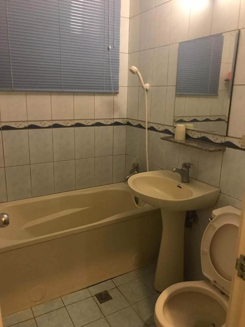 Combined shower/tub, rainfall showerhead, free toiletries, hair dryer