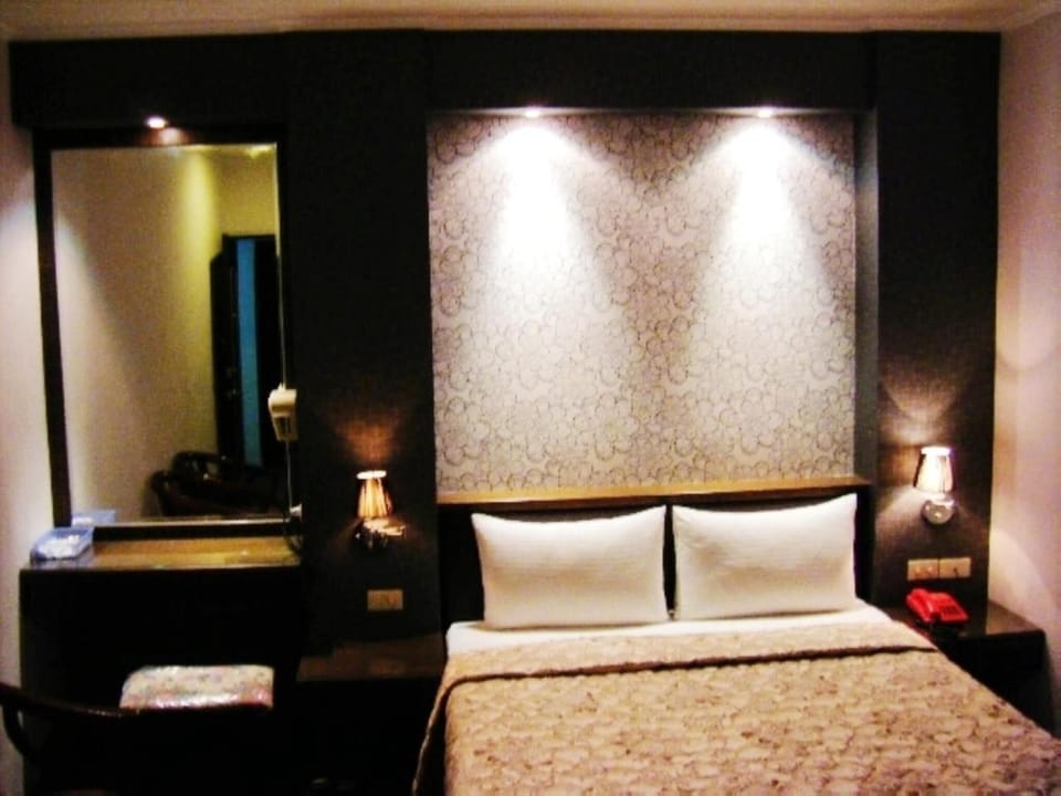 Desk, blackout drapes, free WiFi, bed sheets