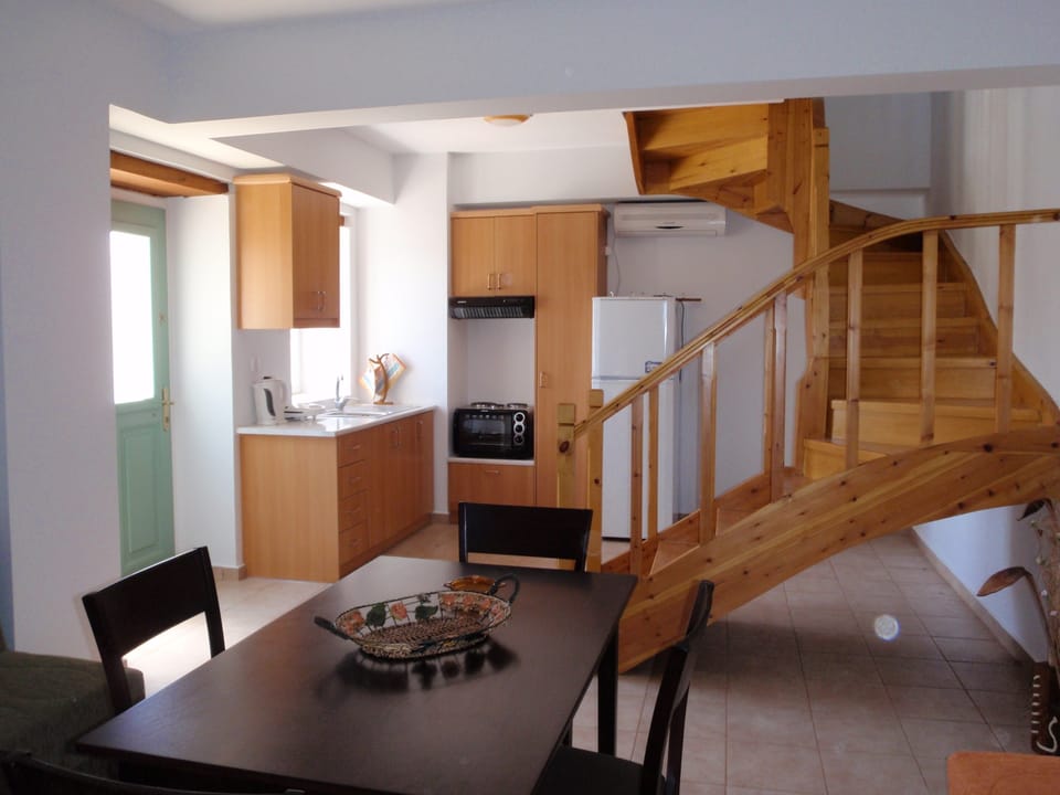 Family Duplex | Private kitchenette | Fridge, oven, stovetop, coffee/tea maker
